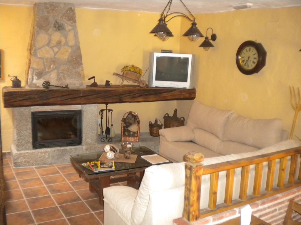 Hostal Rural Las Cuatro Calles San Martín del Pimpollar Exteriör bild