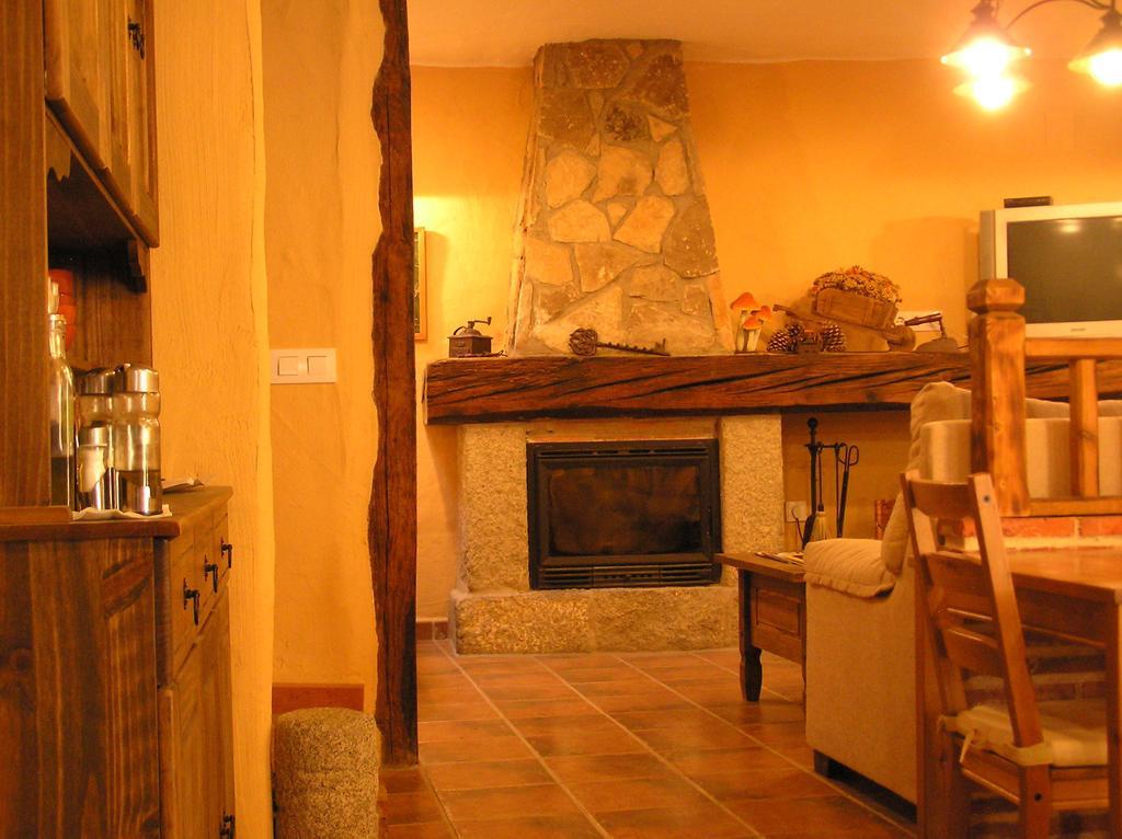 Hostal Rural Las Cuatro Calles San Martín del Pimpollar Exteriör bild