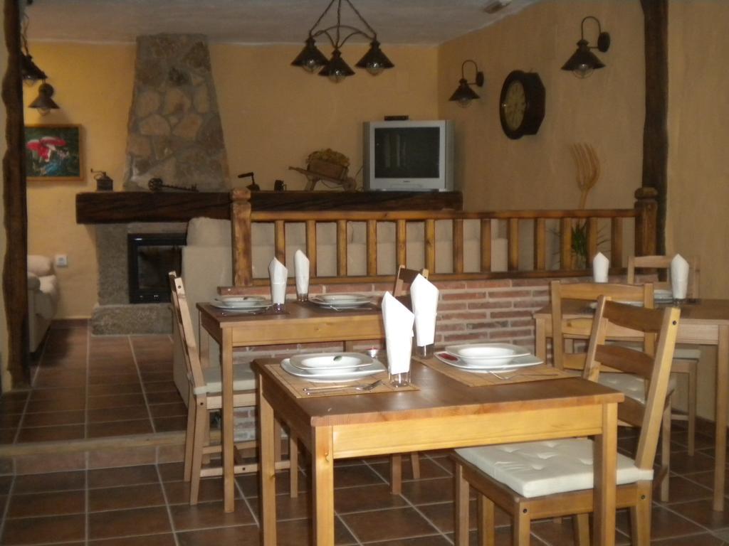 Hostal Rural Las Cuatro Calles San Martín del Pimpollar Exteriör bild