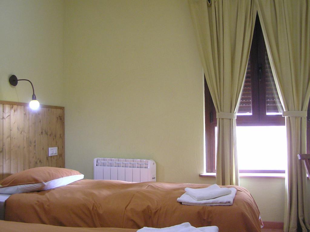 Hostal Rural Las Cuatro Calles San Martín del Pimpollar Exteriör bild