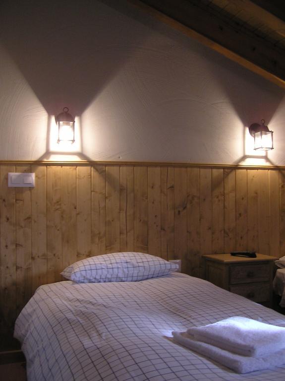 Hostal Rural Las Cuatro Calles San Martín del Pimpollar Exteriör bild